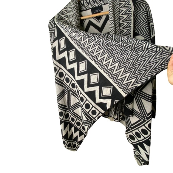 Trendy Geometrical Shrug Size Small for Women, warm and cozy - Picture 6 of 7